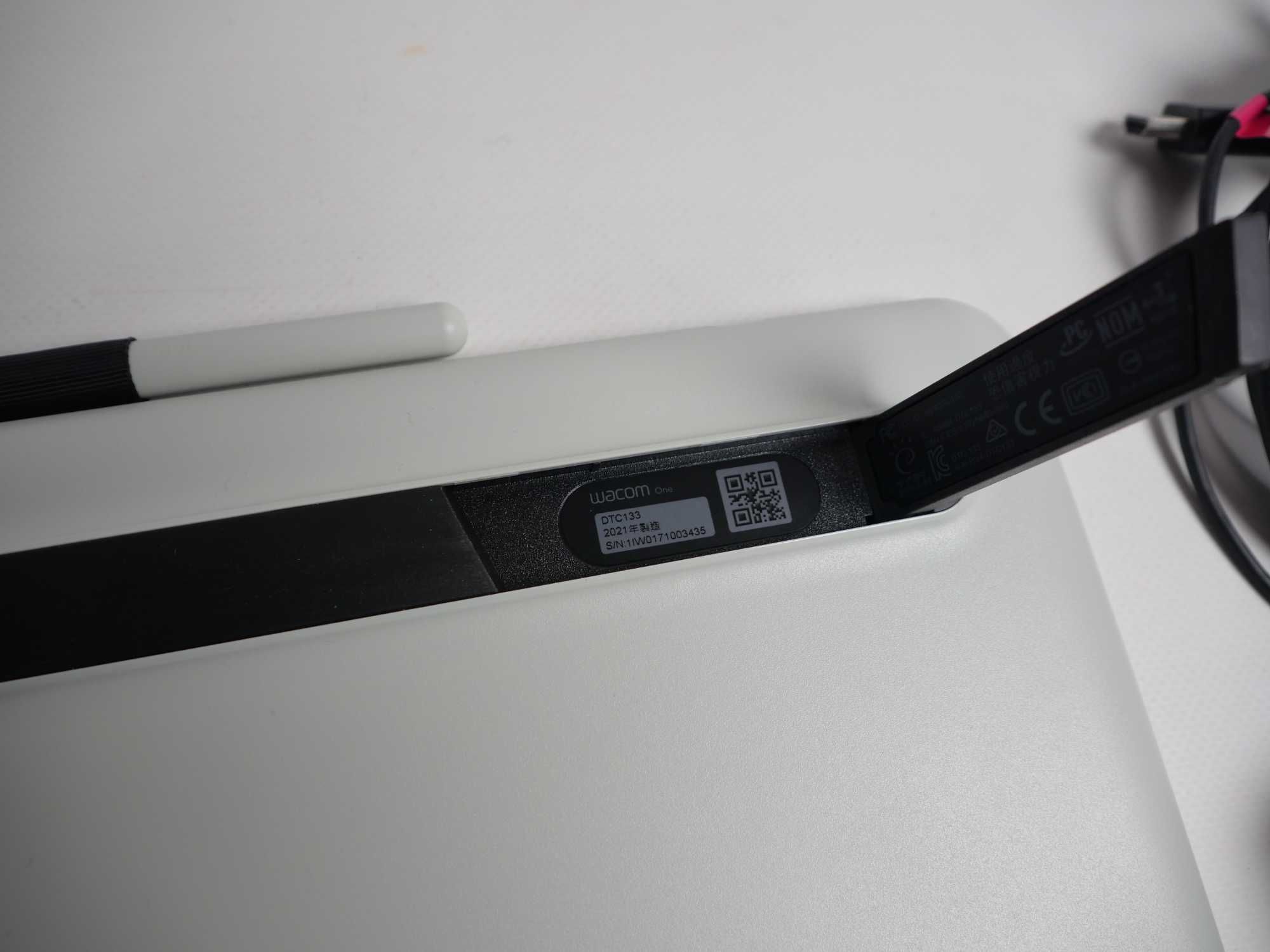 Графічний планшет для малювання Wacom One 13 (DTC133W0B) 13.3" Full HD