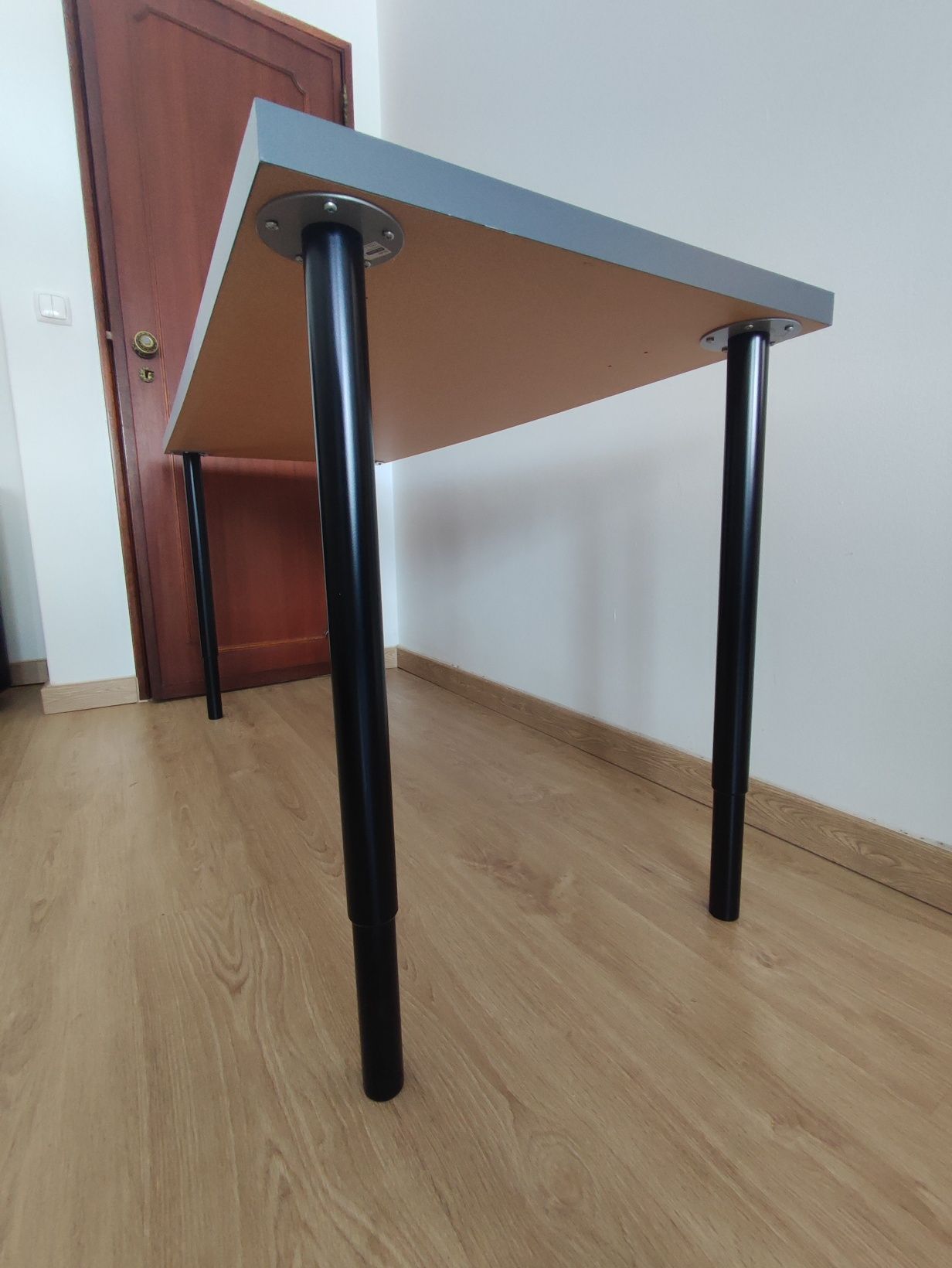 Mesa com pés reguláveis