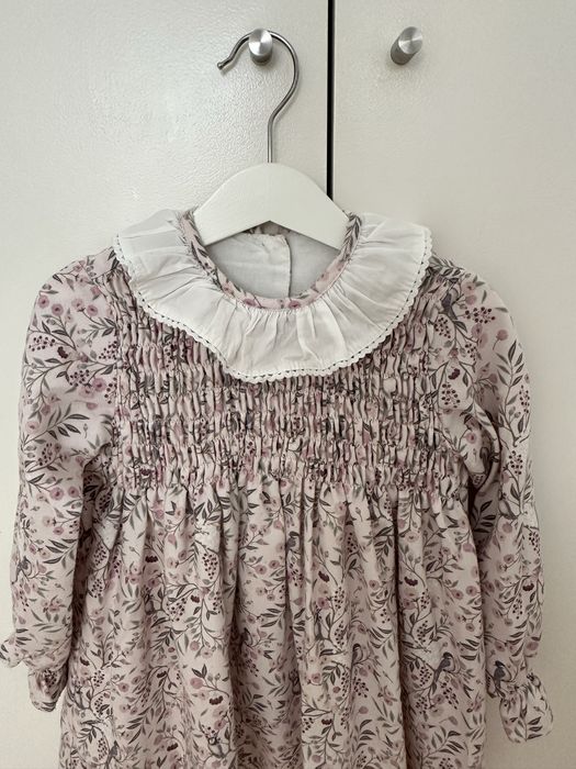 Vestido em tecido floral, com favos, forrado. Pukatuka. 4 anos