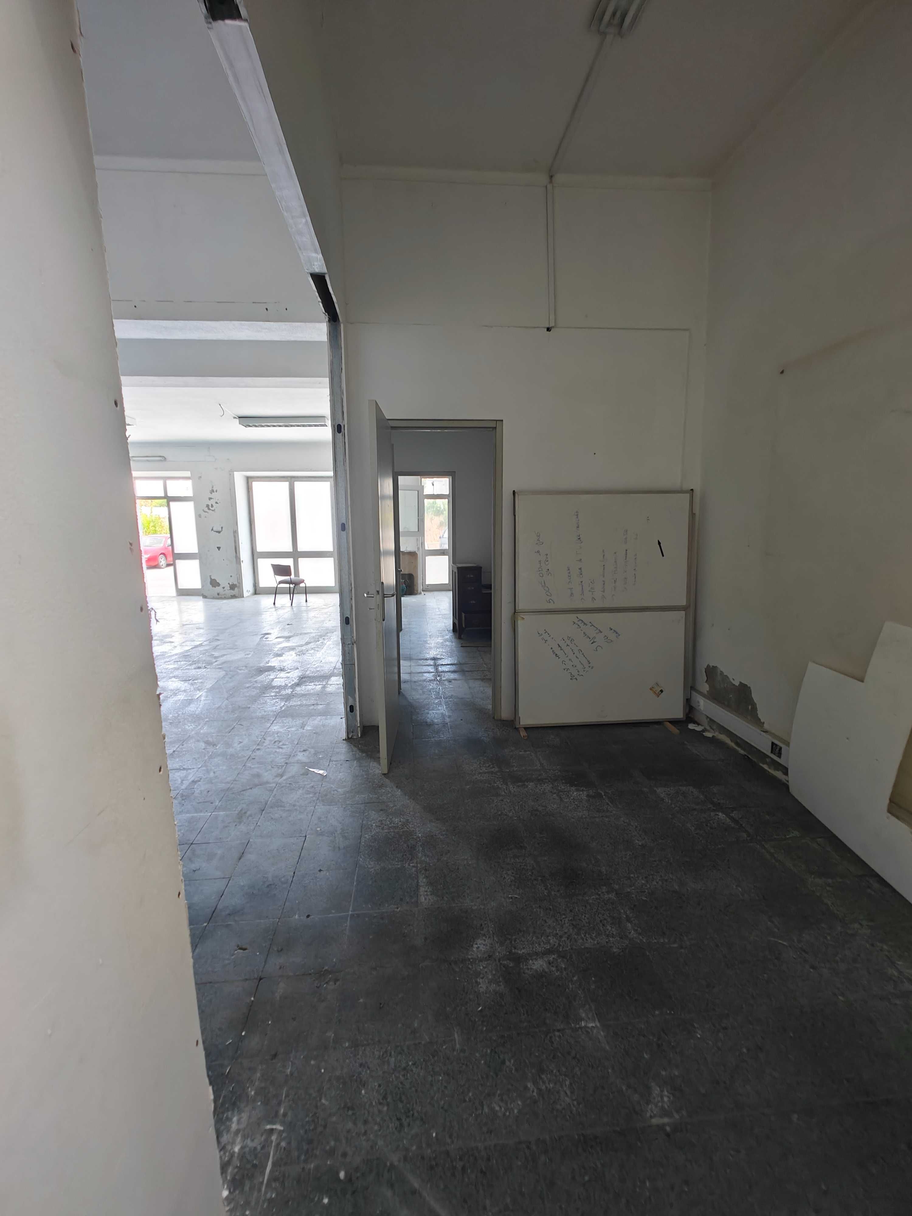 Arrenda-se loja com ~120m² no centro da vila