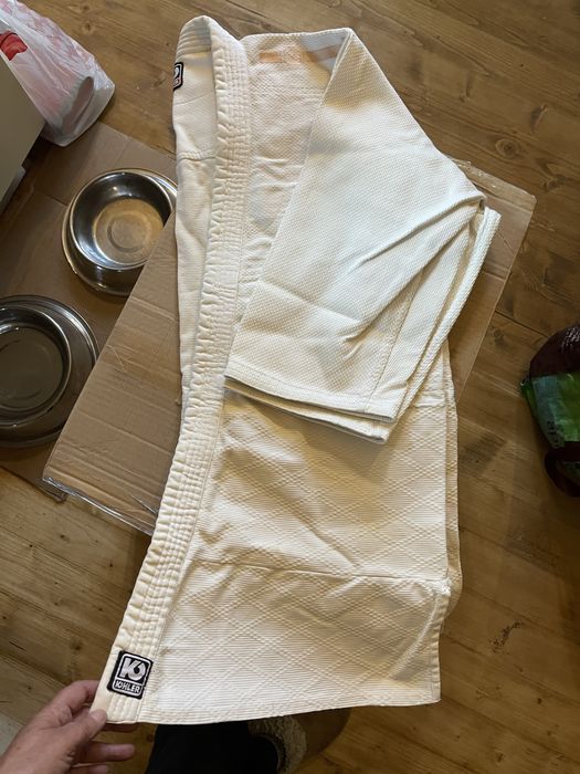 Fato de Jiu-Jitsu em bom estado