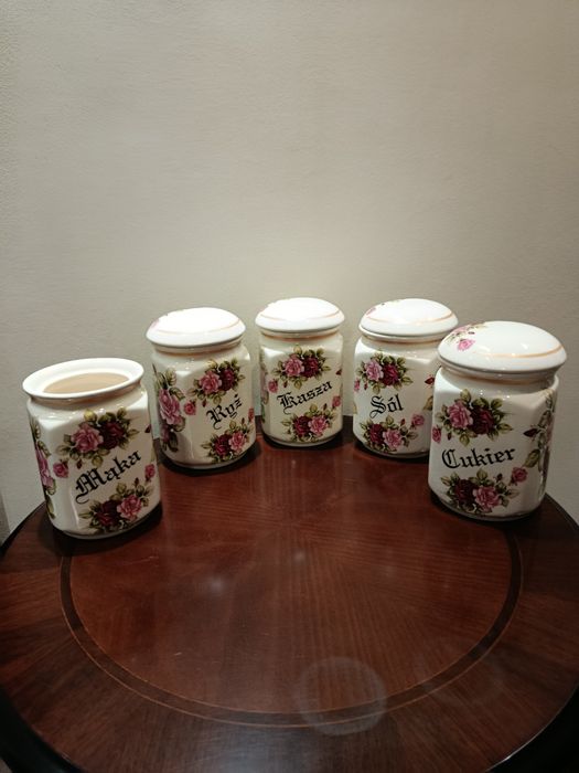 Śliczny zestaw pojemników kuchennych