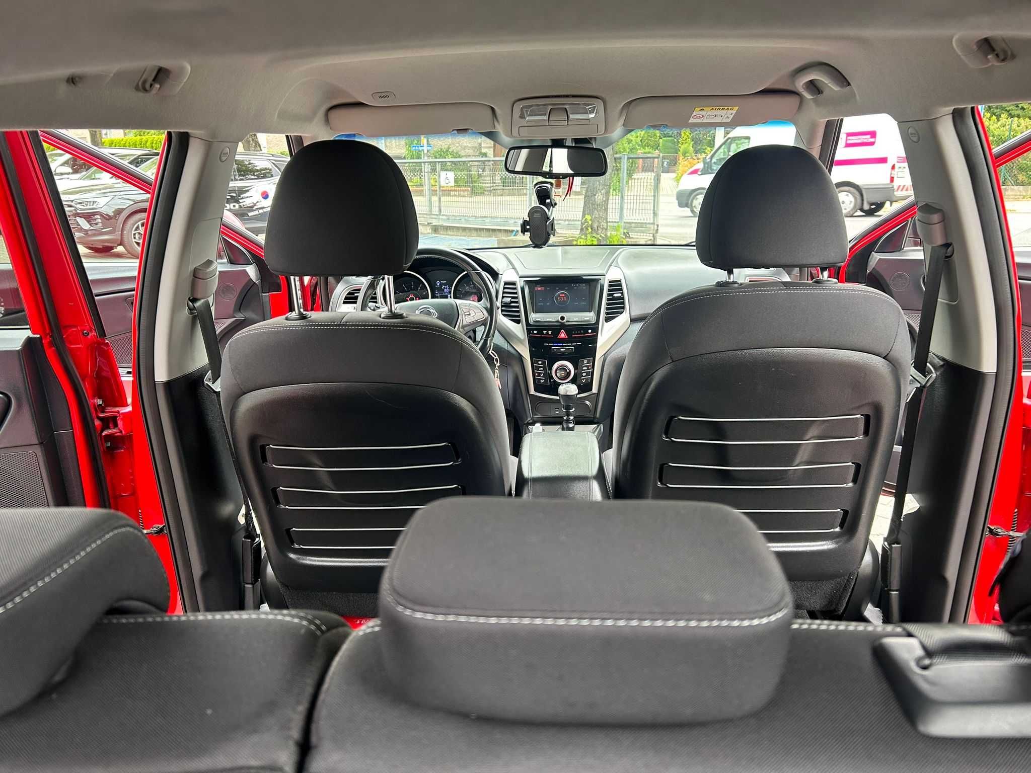 SsangYong Tivoli 1.6 130KM LPG czerwony z czarnym dachem