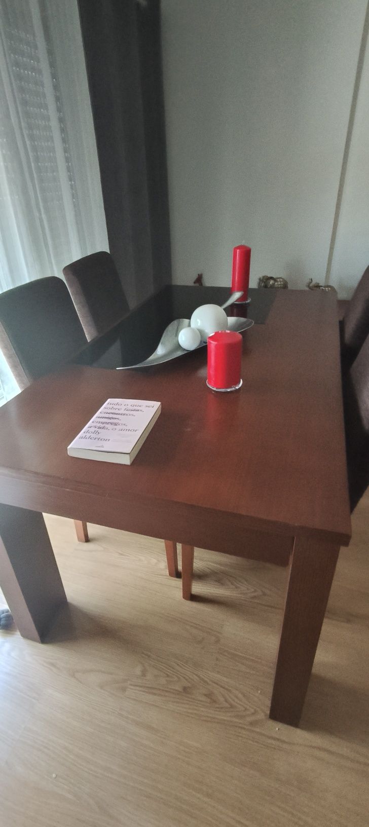 Mesa de jantar em madeira usada , as cadeiras não estão incluídas
