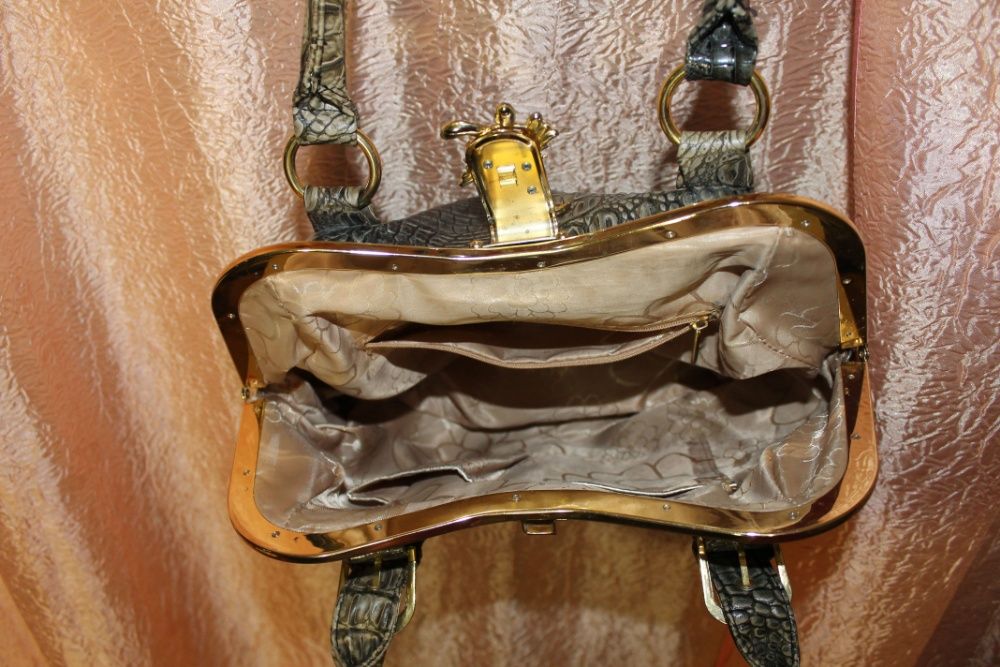 Эксклюзивная сумка с имитацией под крокодиловую кожу.