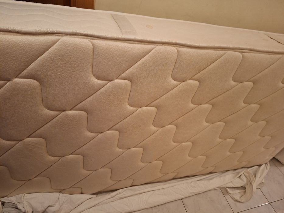 Sommier solteiro com colchão