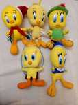 Diversos peluches do tweetys
