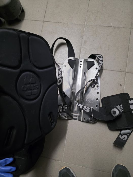 OMS skladajacy sie ze skrzydla i plyty z uprzeza