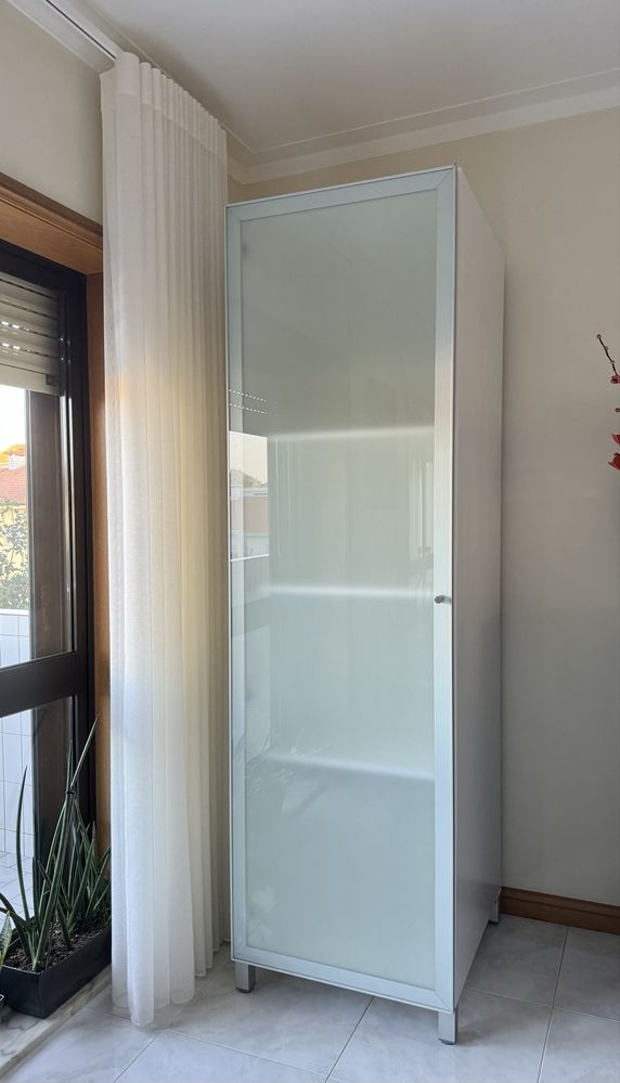 Movél alto em branco, com porta em vidro temperado