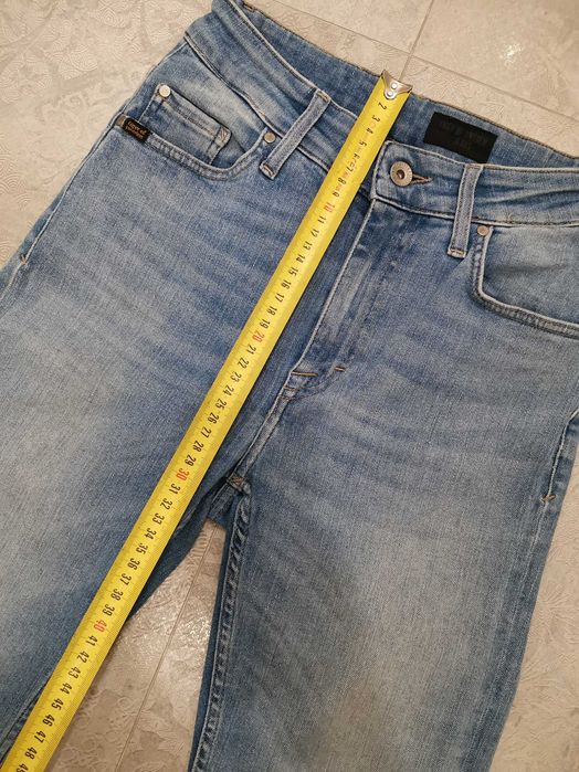 Jeansy, nogawki z surowym wykończeniem