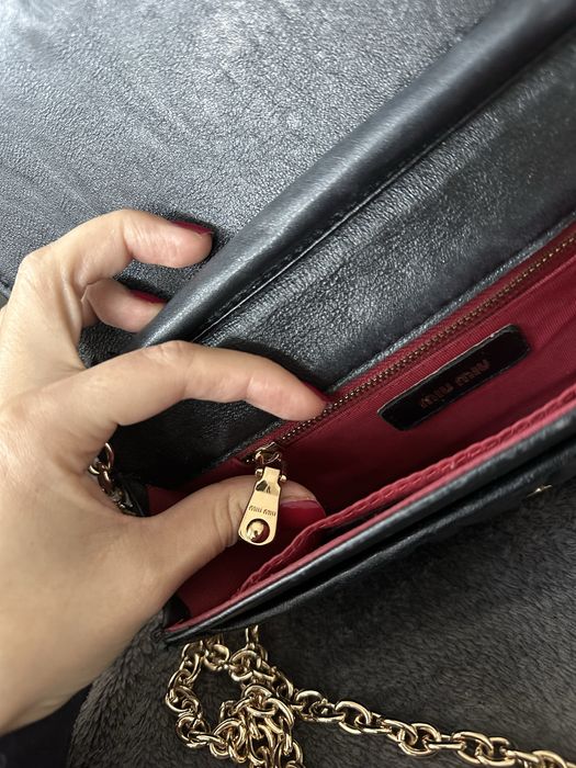 Czarna mała torebka Miu Miu ze skóry naturalnej