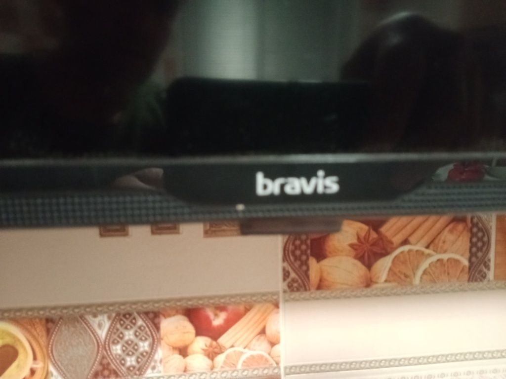 Телевізор BRAVIS LED-24G5000 SMART +T2