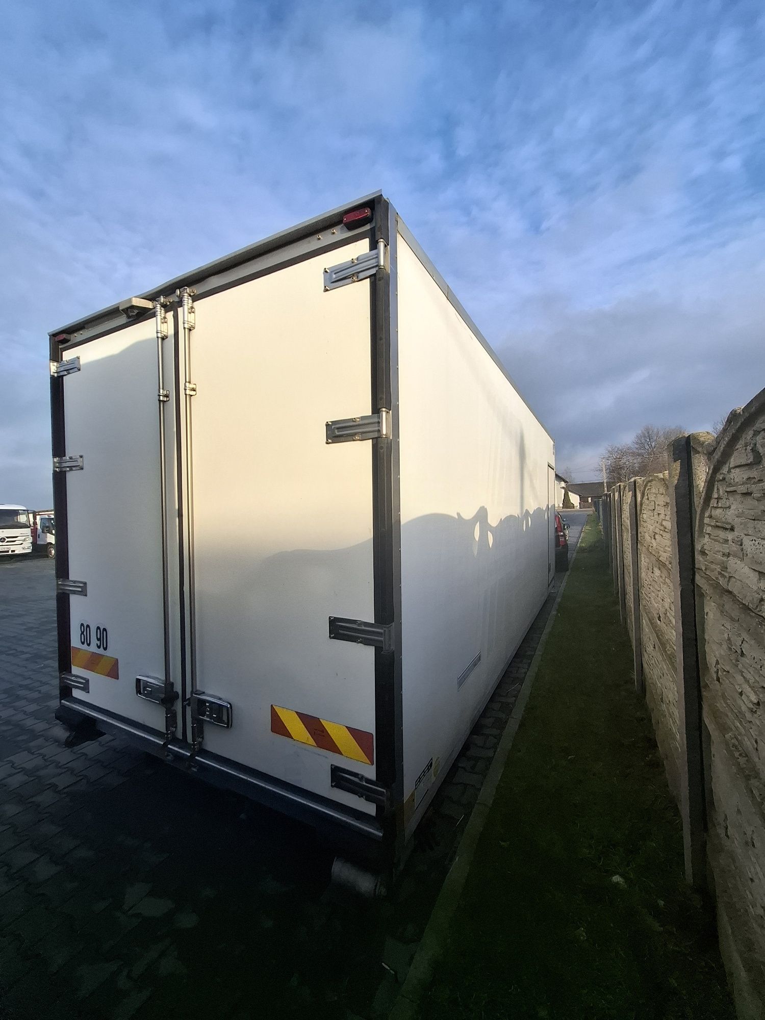 Kontener magazyn chłodnia z transportem 7m z agregatem
