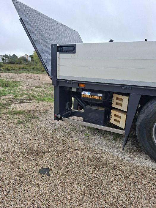 Camião DAF 75 6x2 com GRUA