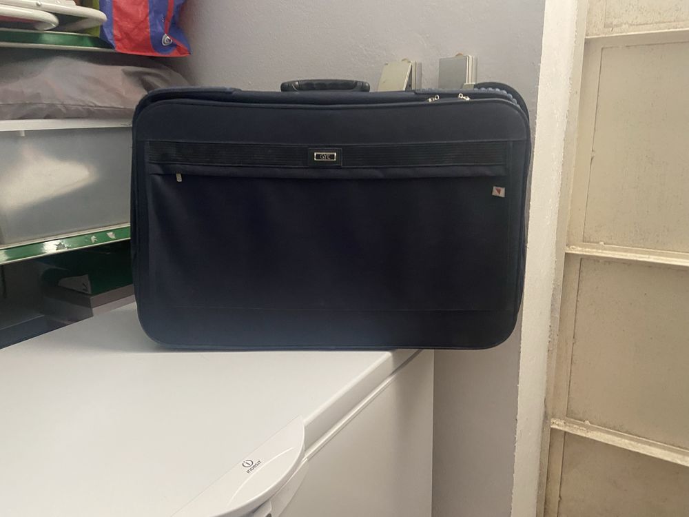 Mala de duas rodas com pega