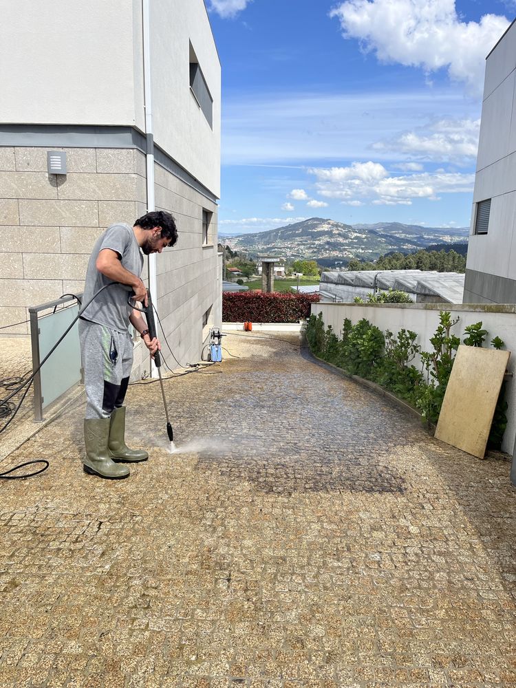 Fazemos lavagens  de telhado, muros e fachadas e calçadas