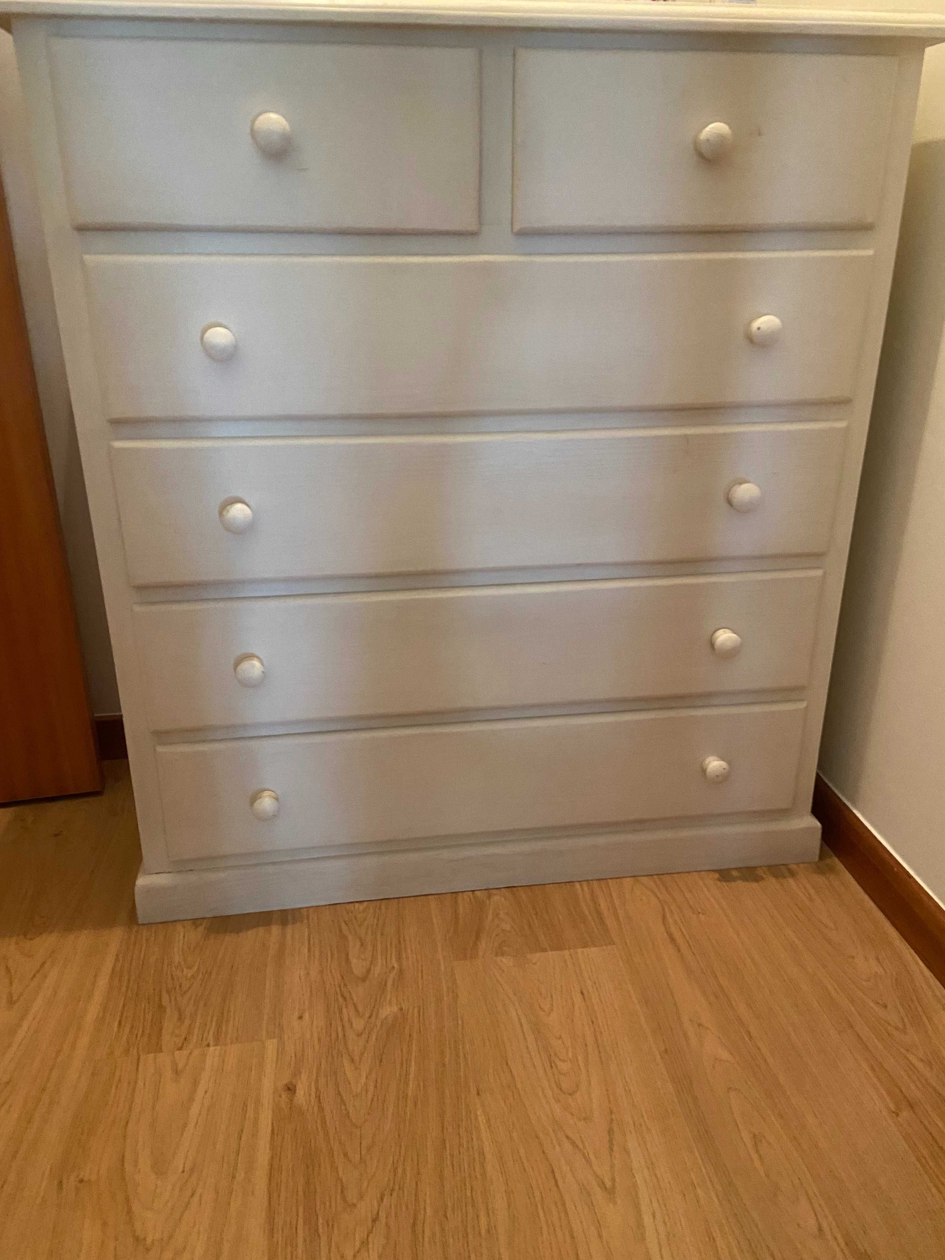 Cómoda com acabamento em decâpe