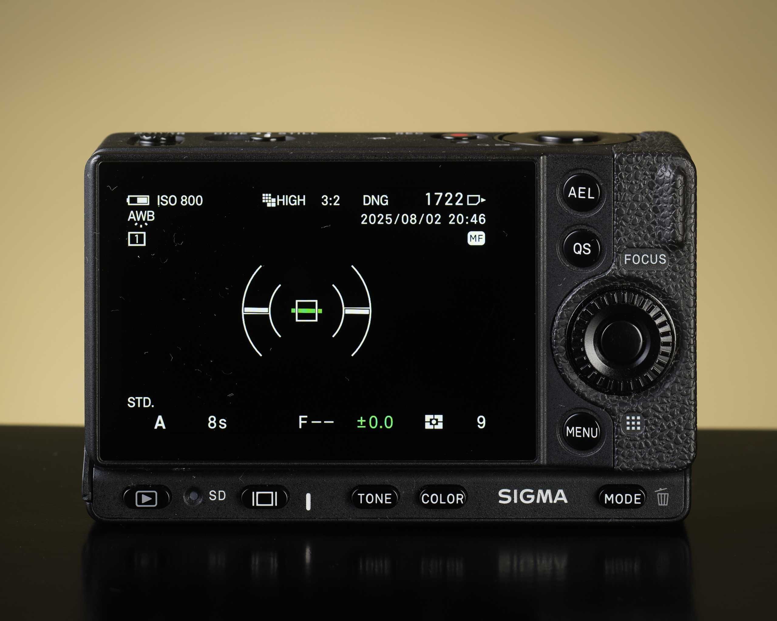 Kamera Sigma FP z klatką i celownikiem EVF11
