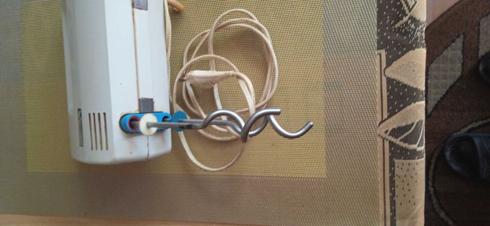 Miksery elektryczne do ciasta.