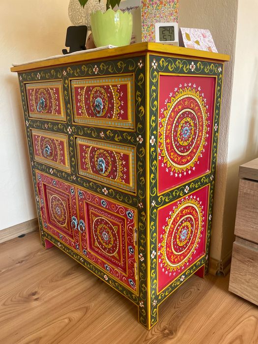 Komoda w stylu kolonialnym