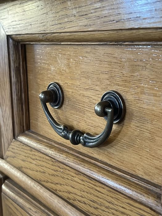 Solidny dębowy kredens