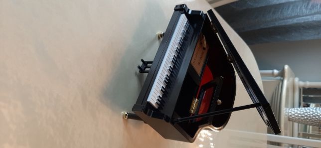 Caixa de joias musical em forma de piano