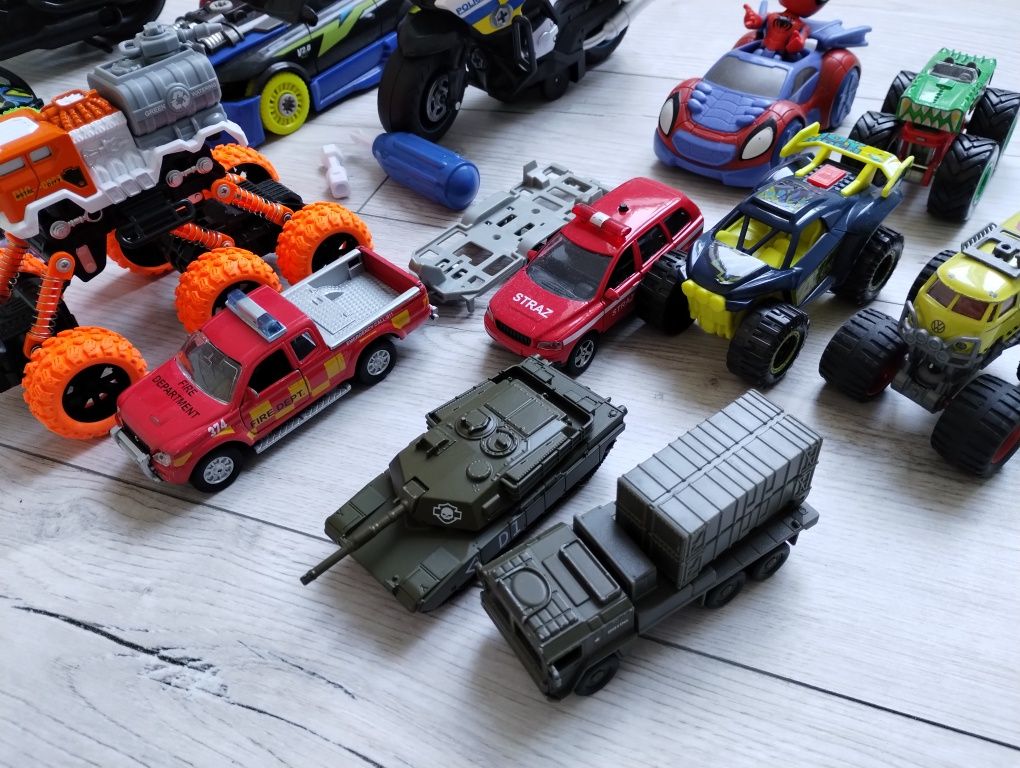 Zestaw 15 sztuk samochodów, motorów i innych pojazdów