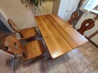 Stół i drewniane krzesła w stylu góralskim [komplet]
