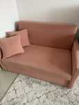 Różowa sofa z funkcją spania