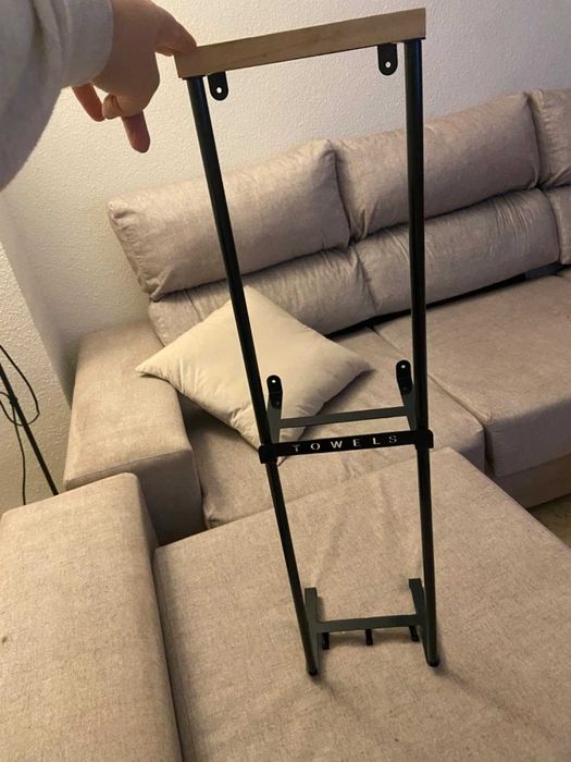 Półka łazienkowa na ręczniki wiszący nowoczesny z haczykami półką