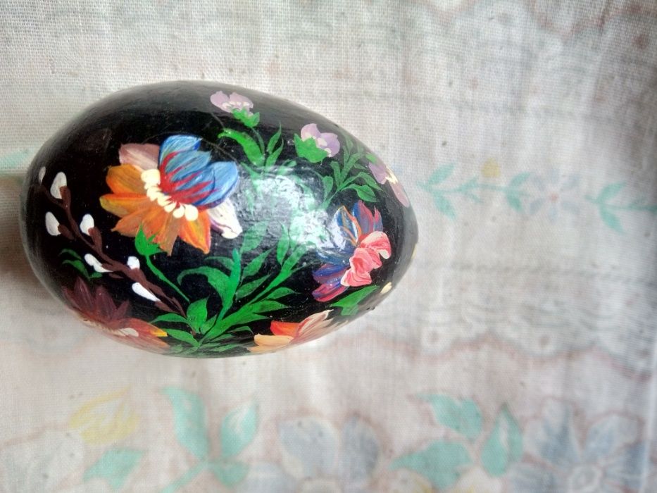 Продам деревянное яйцо, безупречно раскрашенное прекрасной художницей.