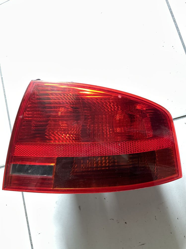 Lampa prawa tył Audi A4 B7 sedan z wkładem