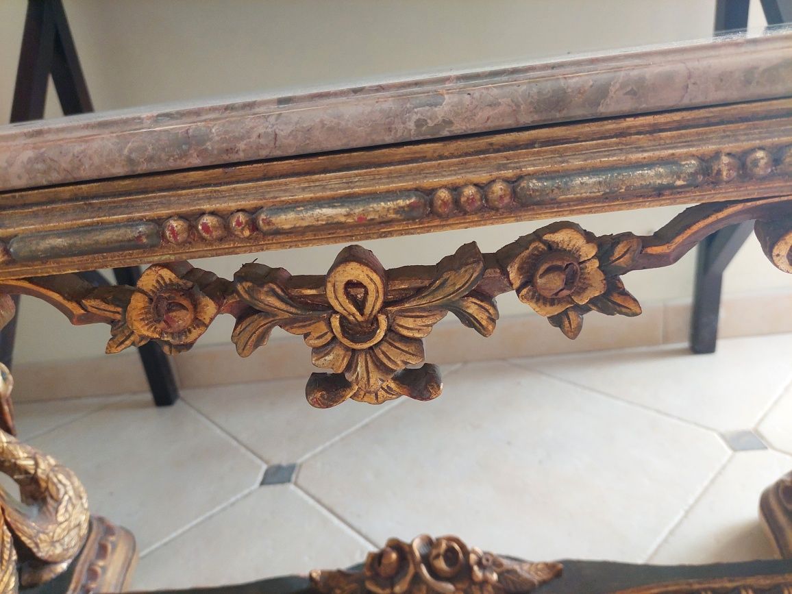 Mesa em talha dourada