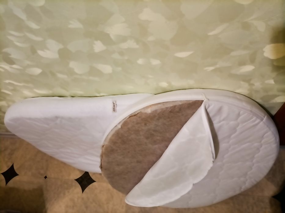 Продам 2 матрасика на круглую и овальную. кроватку.