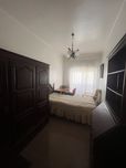 Quarto em madeira maciça com cama, roupeiro, mesa de cabeceira