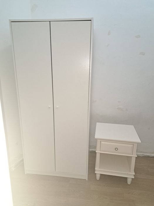 Roupeiro ,cama, colchão e mesa de cabeceira
