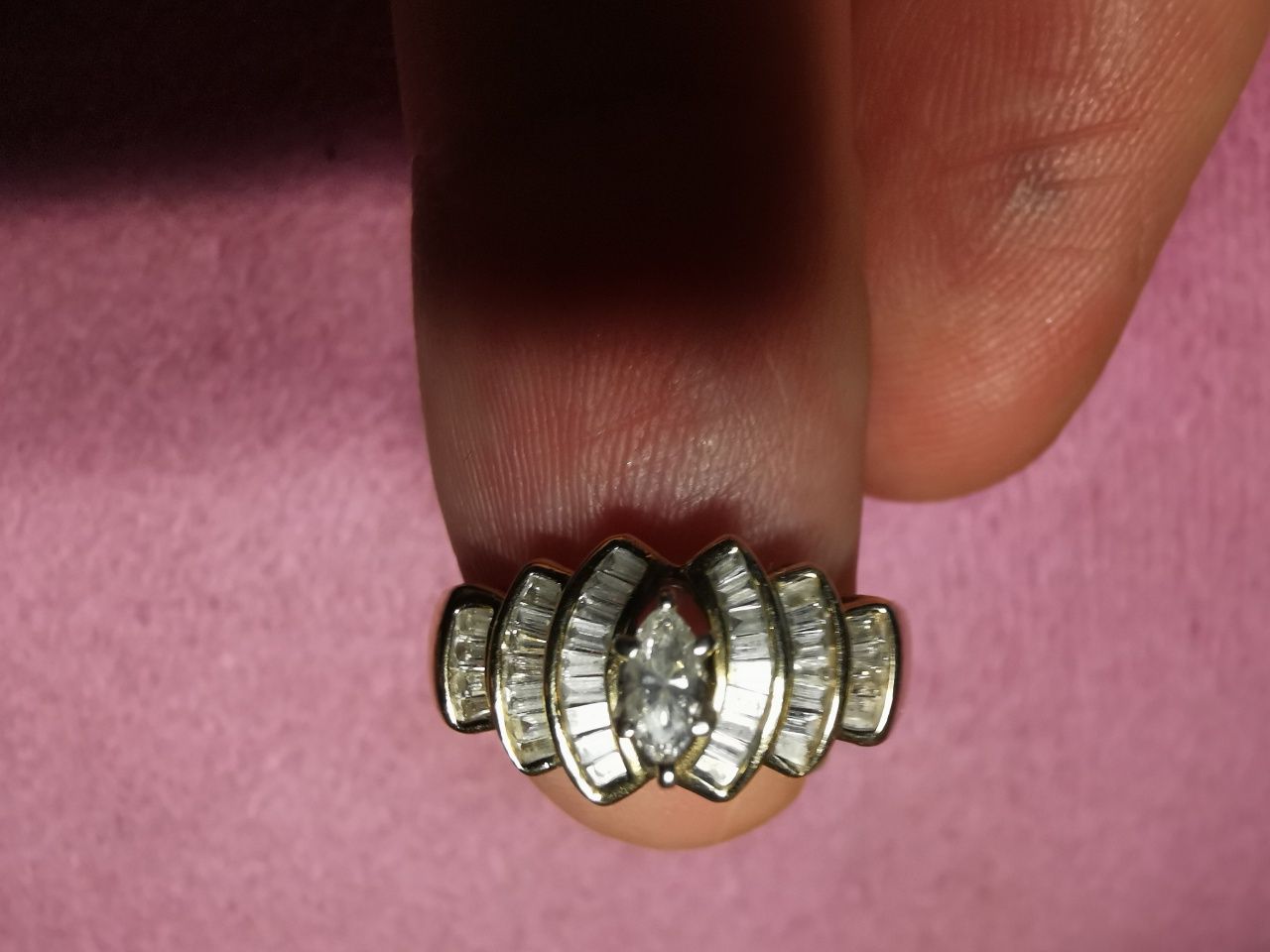 Exclusive Złoty pierścionek wysadzany diamentami 0.6 ct.