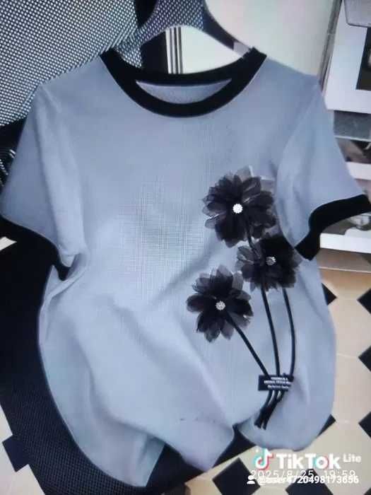 Продам футболку у двокольоровому дизайні