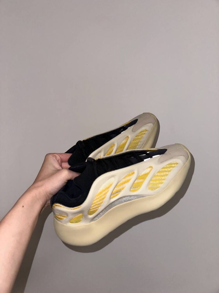 Adidas Yeezy Boost 700 42 2/3 9 us