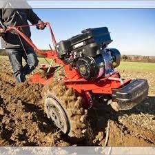 Культивация землі і посів трави.