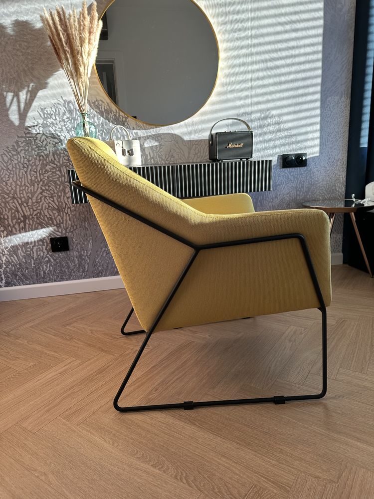 Stylowy fotel w żółtym kolorze