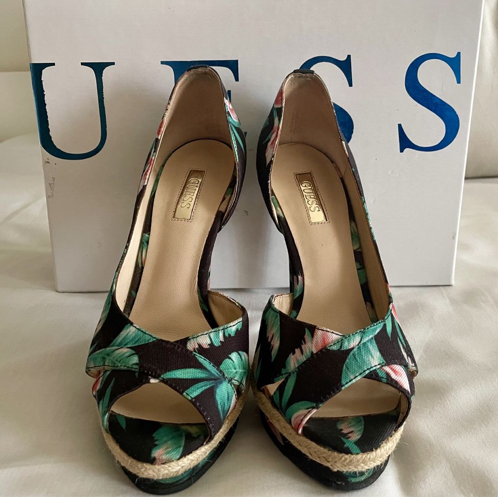 Sapatos Guess salto alto