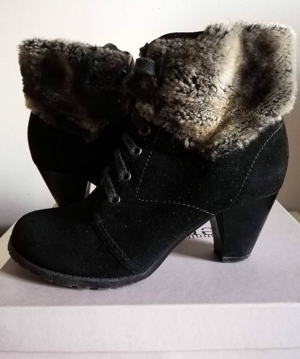 Czarne zamszowe botki CCC