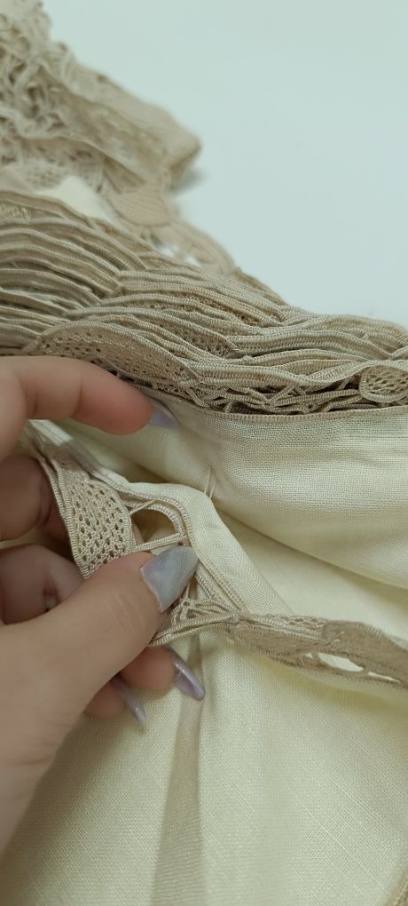 Toalha bordada à mão. Nunca foi usada. Guardanapos ainda estão presos
