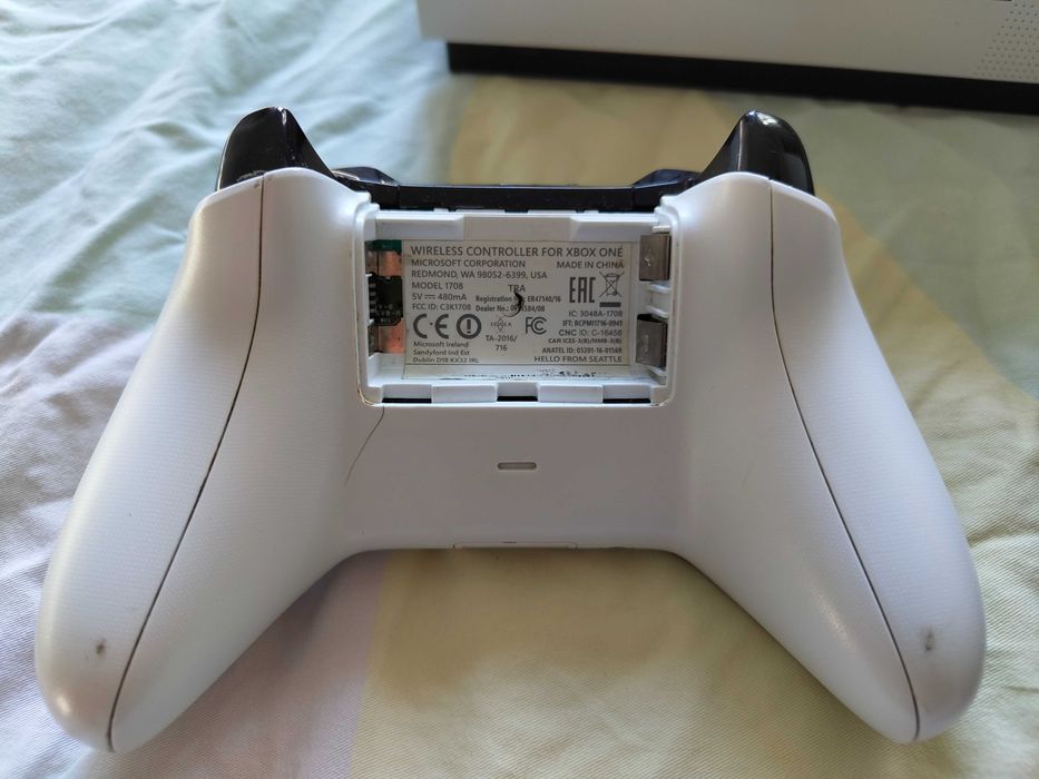 Xbox One S 500GB + 2 pady