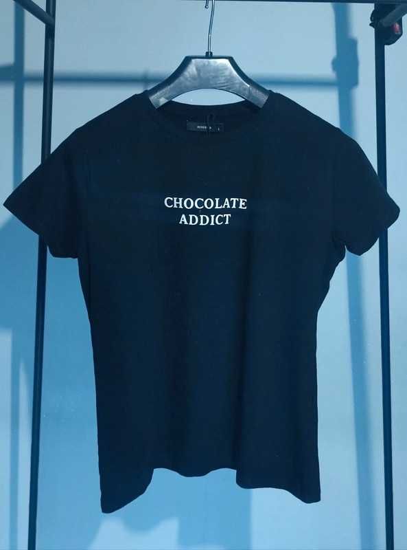 Czarny t-shirt z napisem chocolate addict Reserved