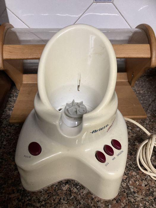 Picadora com copo misturador Ariete em bom estado