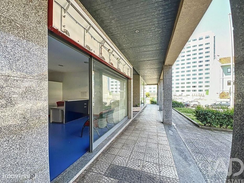 Loja / Estabelecimento Comercial em Lordelo Do Ouro E Massarelos de 14