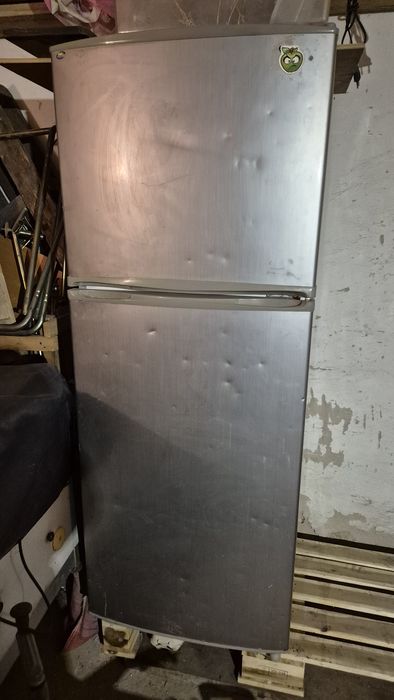 Холодильник рабочий двухкамерный, морозилка сверху