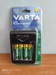 Ładowarka akumulatorków + 4 x 2100mAh  AA VARTA nowa